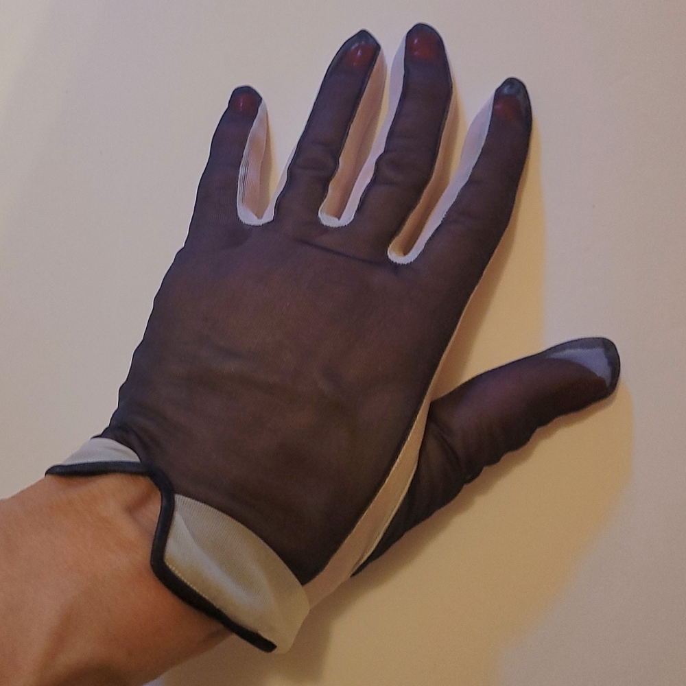VINTAGE 1950s SHEER NYLON SHORT GLOVES navy/white Size 6 1/2  NWOT Meyers Make